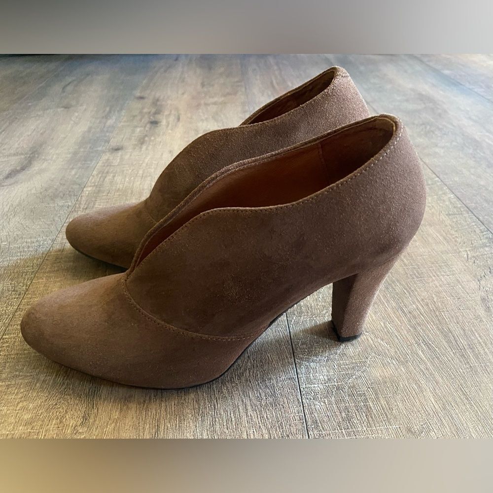 Eric Michael women's size 7.5 leather upper brown suede v-cut closed toe heels